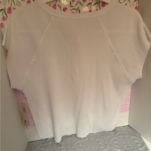 No Boundaries woman’s white cap sleeve Henley top . P to P 19 in. 4 front snaps - Picture 5 of 5